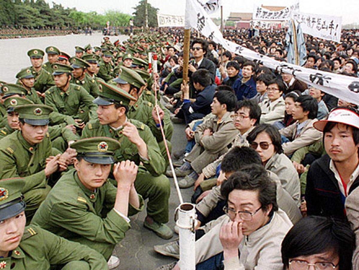 Auf dem Pekinger Platz des Himmlischen Friedens beginnen Studenten einen Hungerstreik.