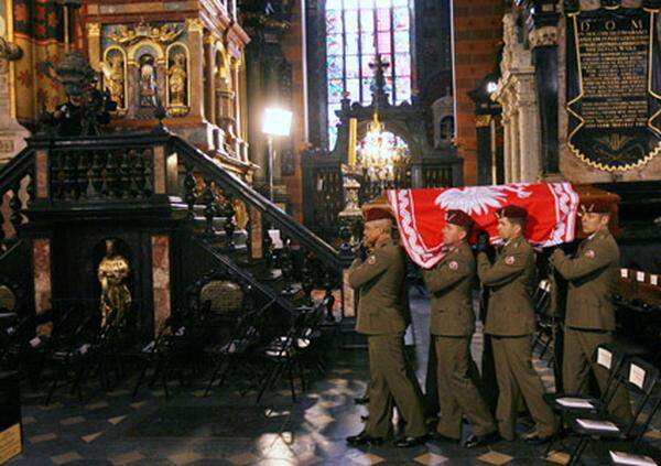 Die Särge von Lech und Maria Kaczynski werden in der Marien-Basilika aufgebahrt, später sollen sie in der Krypta der Wewel-Kathedrale beigesetzt werden.