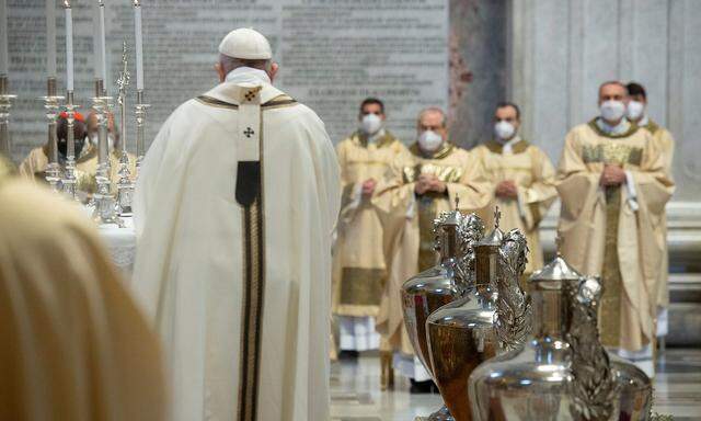 Er gilt als Hoffnungsträger der liberalen Katholiken, doch obwohl er manche Zeichen in diese Richtung setzt, steht Papst Franziskus auch auf der Bremse. 