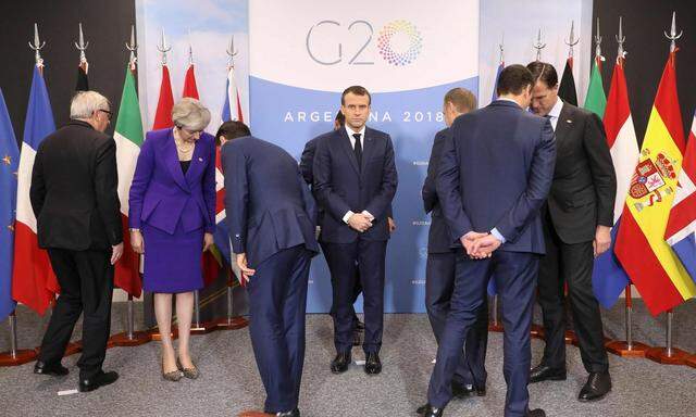 Auf der Suche nach gemeinsamen Standpunkten beim G20-Gipfel: Die britische Premierministerin, Theresa May, Frankreichs Präsident, Emmanuel Macron, und ihre europäischen Kollegen bereiten sich auf ein Gruppenfoto vor.