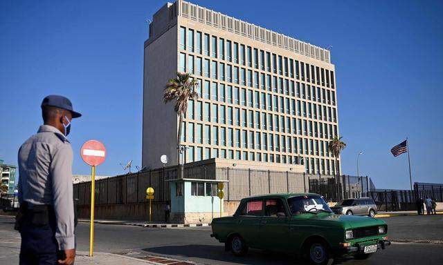 Das kubanische Außenministerium nannte die Entscheidung in einer Mitteilung einen "begrenzten Schritt in die richtige Richtung". Sie ändere aber nichts am Embargo der USA gegen Kuba. Am Foto ist die US-Botschaft in Havanna zu sehen.