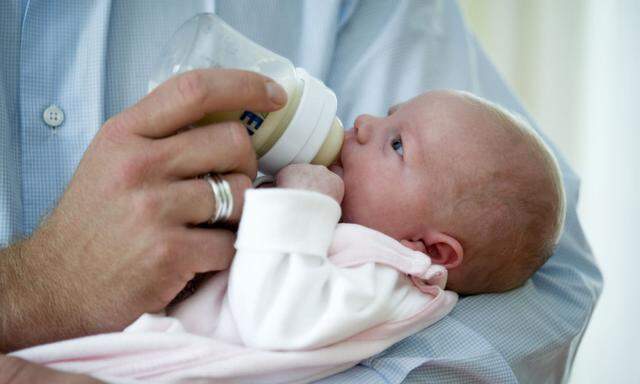 Vater fuettert Baby mit Milchflasche - father feeding baby with milk