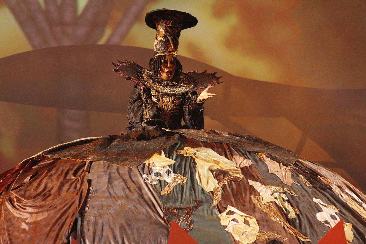 Ein Riesenauftritt im Jahr 2010: Whoopi Goldberg als nordische Göttin "Erda". Gerade als sie im Zuge ihrer Performance als Göttin Erda einer riesigen Erdkugel entstieg, öffnete der Himmel seine Schleusen und die Eröffnung ging baden.
