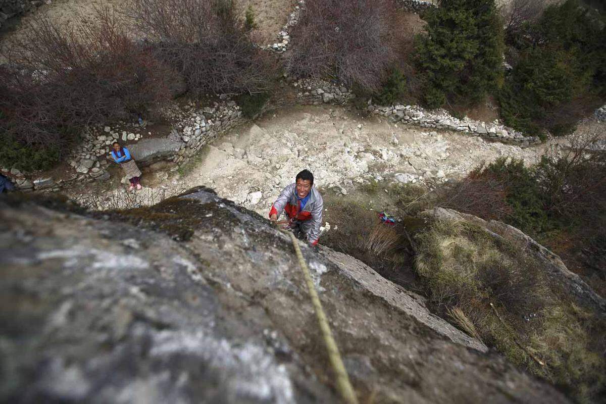 Er hoffe, dass die Öffnung der Bergsteiger-Routen "auch andere Besucher ermutigt", nach Nepal zu kommen.