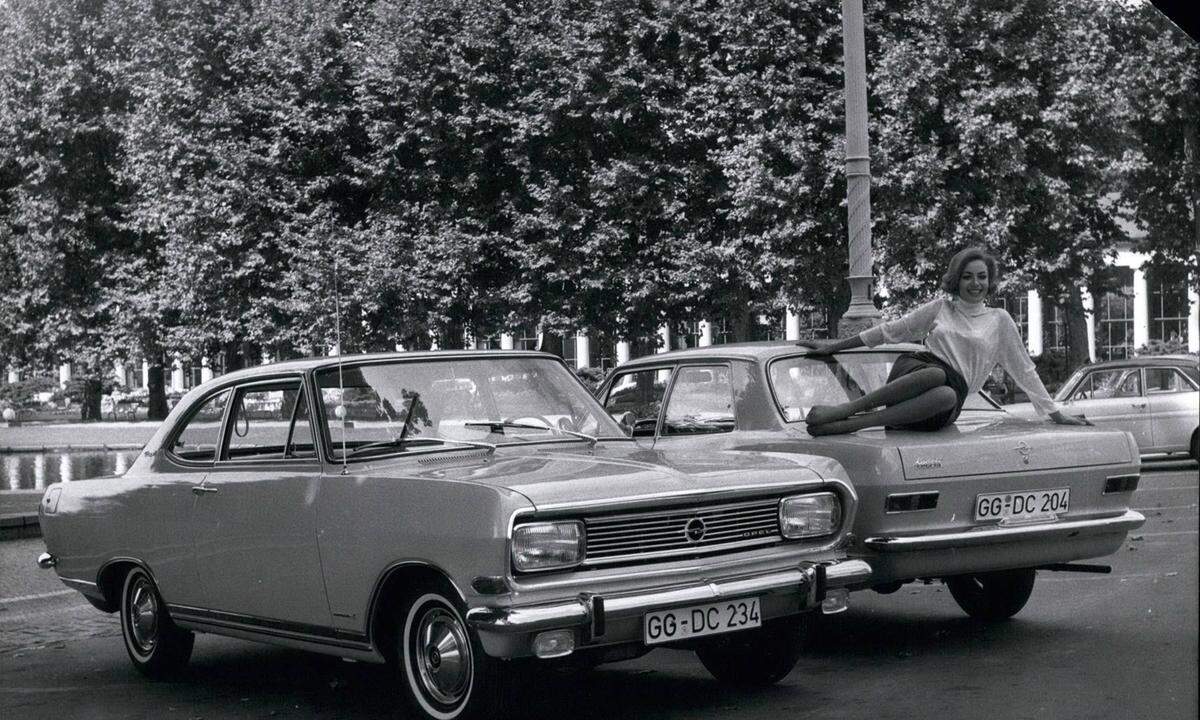 Klassiker sind auch der Opel Rekord (im Vordergrund) und der Opel Kadett.