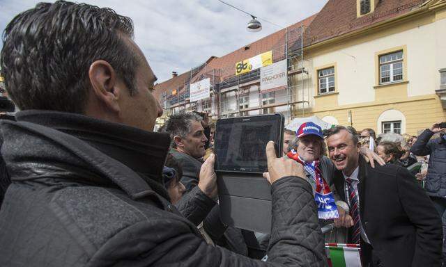 Archivbild aus dem Präsidentschaftswahlkampf: Strache fotografiert Hofer mit einem Fan