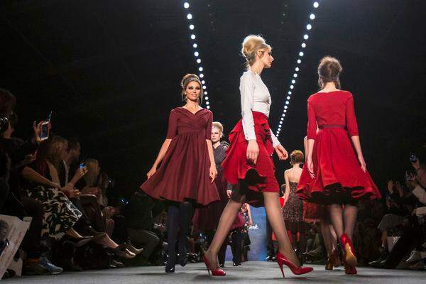 Die für ihre von Vintagelooks inspirierte Mode bekannte österreichische Designerin Lena Hoschek hat am zweiten Tag der Berlin Fashion Week eine romantische Kollektion zeitlos-femininer Kleider präsentiert.