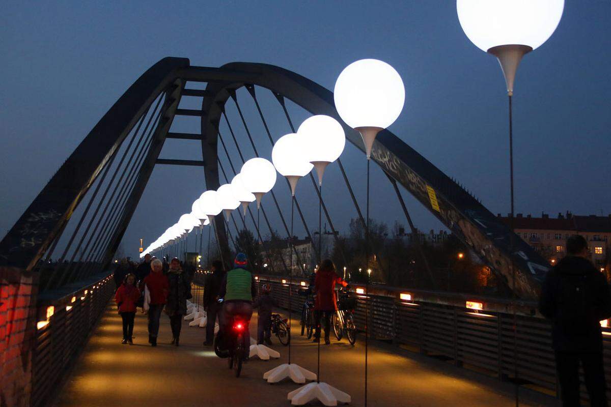 Wowereit erhellte zusammen mit Tom Sello und Frank Ebert von der Robert-Havemann-Gesellschaft per Knopfdruck die letzten 25 Ballone auf der Marschallbrücke in der Nähe des Reichstages.