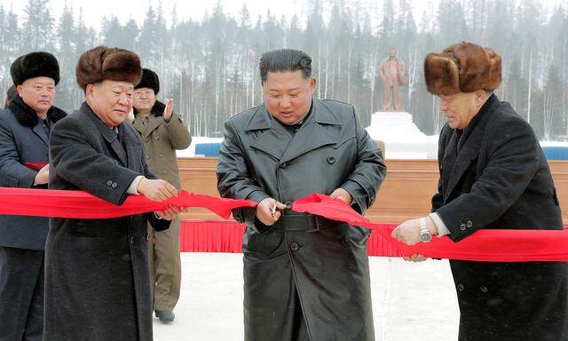 Nordkoreas Machthaber, Kim Jong-un, weiht ein Prestigeprojekt im verschneiten Norden ein.