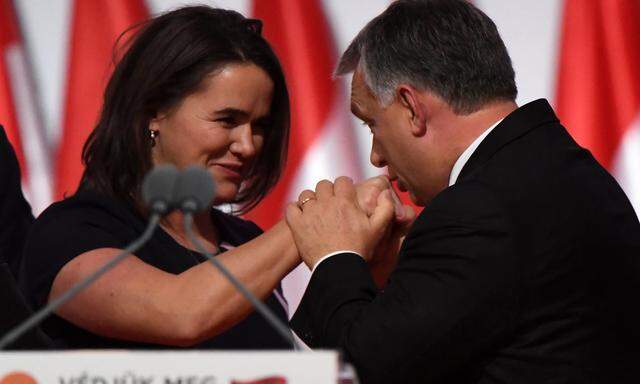Ungarns Familienstaatssekretärin Katalin Novák und ihr Förderer Viktor Orbán.  