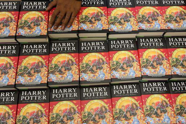 Bereits 1990 hat die Autorin nach eigener Aussage die Geschichte ihres Romanhelden Harry Potter erfunden, als sie auf einen verspäteten Zug von Manchester nach London warten musste. Aus Kritzelein in ihrem Notizbuch wurden in den nächsten fünf Jahren ausgeklügelte Handlungsstränge.