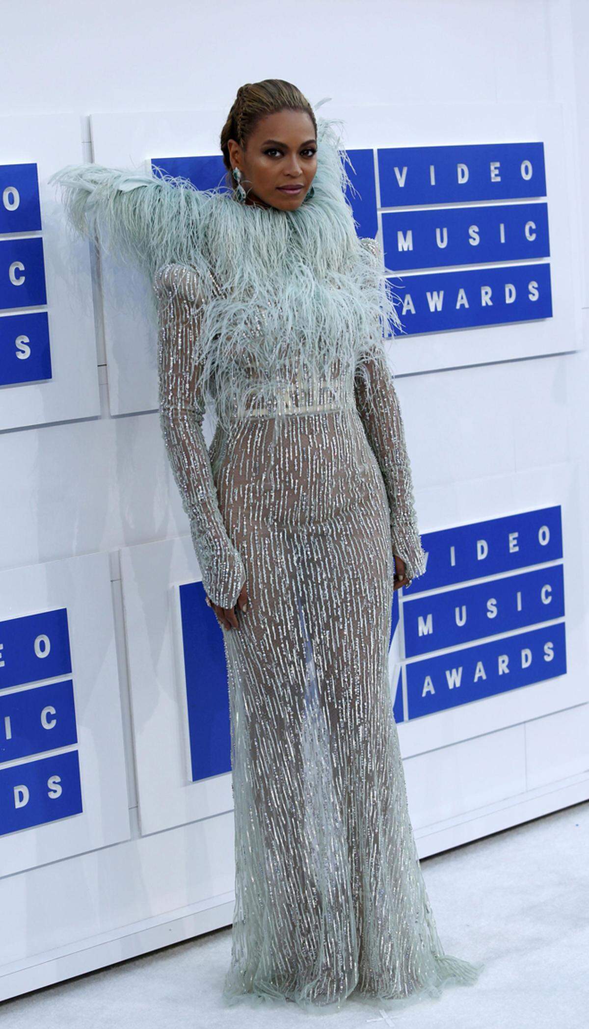 Bei den MTV VMAs tappten einige Stars in modische Fettnäpfchen. Sängerin Beyoncé, die den Award in der Kategorie "Best Video" bekam, erschien auf dem roten Teppich in einer Kreation von Maison Franesco Coscognamiglio. Weniger Federn wären in diesem Fall sicher mehr gewesen. 