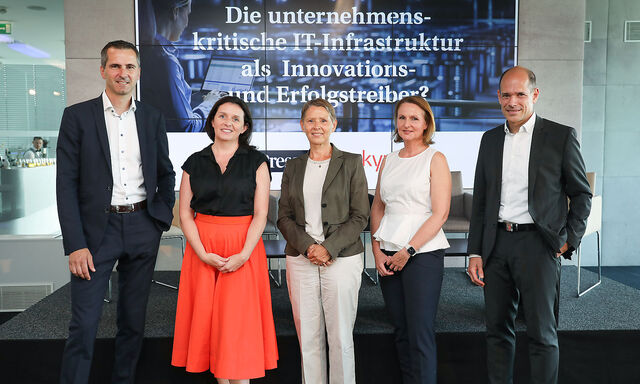 Klaus Glatz (Chief Digital Officer, Andritz AG), Jacqueline Wild (Head of Information Management, Mayr-Melnhof Group), Maria Kirschner (Geschäftsführerin, Kyndryl Österreich), Eva Komarek (General Editor for Trend Topics, Styria Media Group AG), Christoph Helm (CManaging Director, Erste Digital)