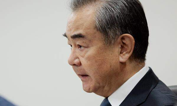 Chinas Außenminister Wang Yi verurteilt die neuen Zölle der USA scharf. 