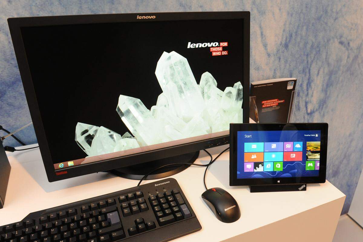 Lenovo präsentierte auch ein Dock, mit dem sich das Thinkpad Tablet 2 mit einem zweiten Bildschirm verbinden lässt. Generell bieten alle Windows-8-Geräte diese Möglichkeit. Die Frage ist in den einzelnen Fällen nur, ob die Hersteller ihren Modellen einen HDMI- oder VGA-Ausgang spendiert haben.