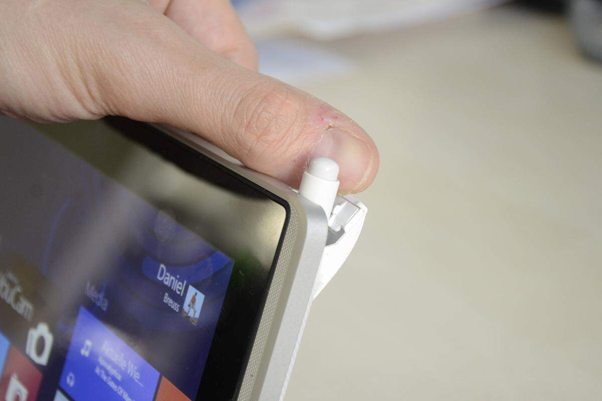 Das getestete Asus-Tablet ist eigentlich auf Windows 7 ausgelegt und bringt daher auch einen Stylus mit sich, der sich hinter einer Klappe verbirgt. Handschrifterkennung in der von Steve Jobs lauthals verkündeten "Post-PC-Ära"? Geht das denn noch?
