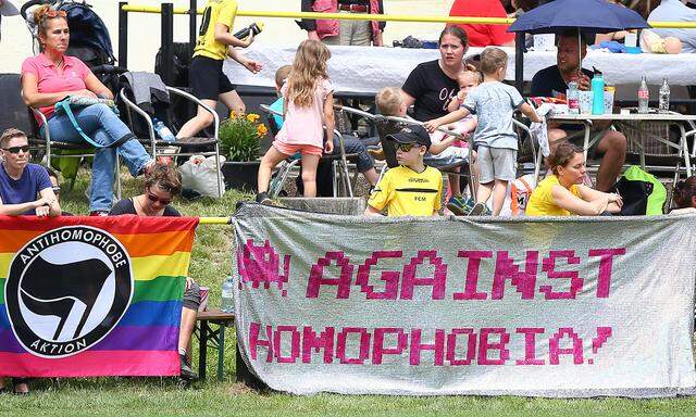 Anti-Homophobie Transparente einiger Zuschauer nach der Absage des Fussball Freundschaftsspiel zwischen FC Mariahilf und Vatikan-Frauenteam
