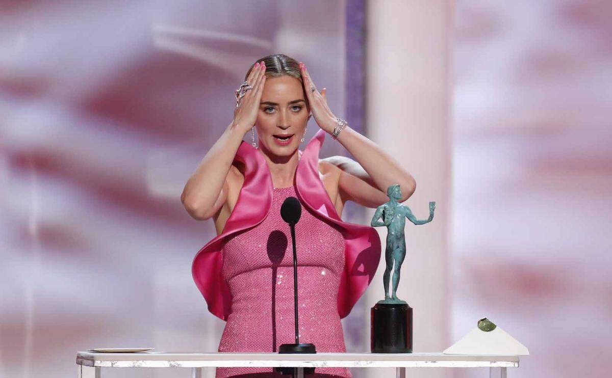 Emily Blunt feierte ihren Triumph als beste Nebendarstellerin ("A Quiet Place") in pinken Wellen von Michael Kors Collection. Zuletzt gesehen haben wir sie in einer funkelnden Robe von Prada bei den Critics' Choice Awards.