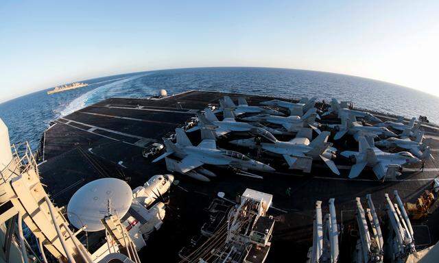 Auf Kurs in Richtung Iran: Eine Marinekampfgruppe rund um den Flugzeugträger USS Abraham Lincoln (CVN 72) auf dem Weg in Gewässer rund um Iran. Mit der Verstärkung ihrer Militärpräsenz in der Region wollen die Amerikaner den Druck auf das Regime in Teheran weiter erhöhen.