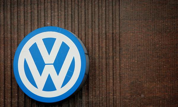 Der Volkswagen-Konzern steigt in den Betrieb von großen Batteriespeichern für das Stromnetz ein. 