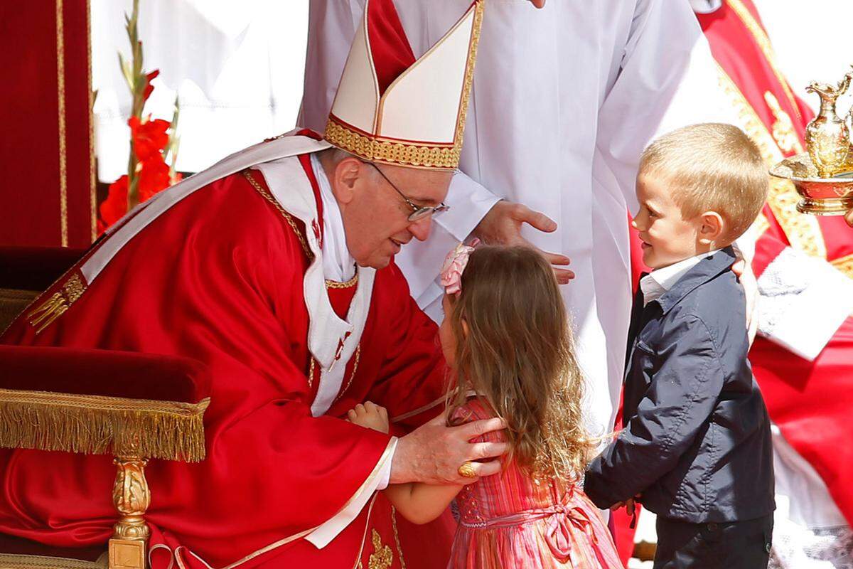 "Lasst die Kinder zu mir kommen", wird bereits Jesus zitiert. Kinder vom Papst segnen zu lassen ist eine alte Tradition für katholische Gläubige.