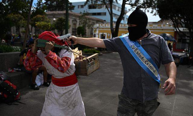 „Guatemala, ein repressiver Staat“, soll diese Szene aussagen. Der „Pakt der Korrupten“ hat hier das Sagen.