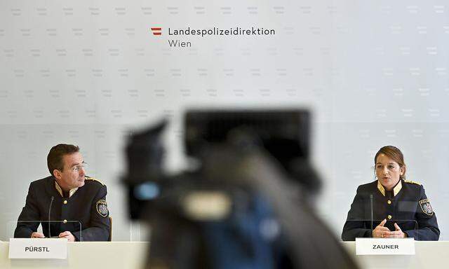 Wiens Polizeipräsident Gerhard Pürstl und die Leiterin der Einsatzabteilung Xenia Zauner bei der Pressekonferenz am Montag zum Thema Corona-Demos.