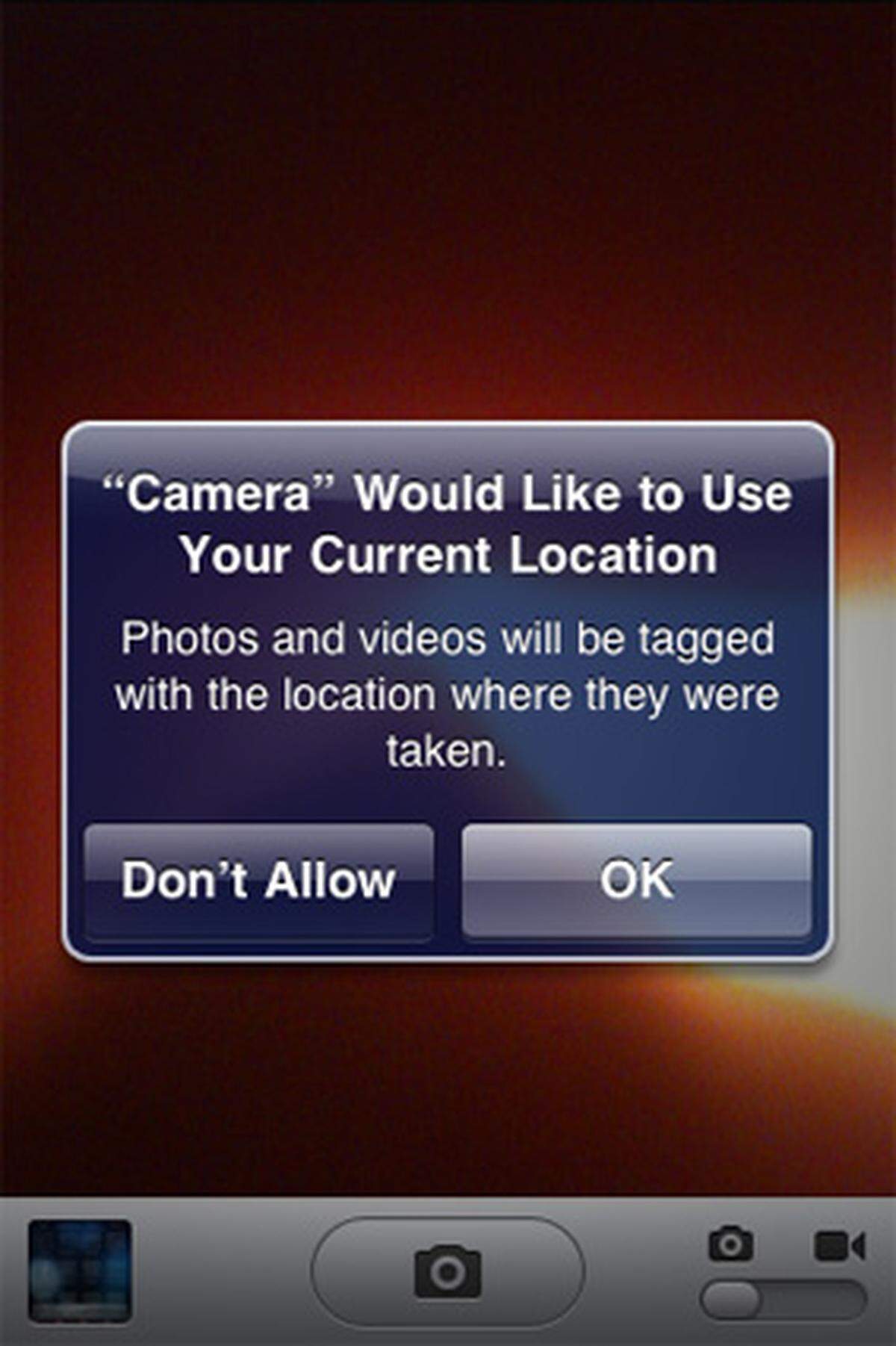 Mit iOS 4 kommen auch einige Erweiterungen für die iPhone-Kamera. Gleich zu Beginn wird man gefragt, ob man der Kamera erlauben darf, auf GPS-Daten zuzugreifen. Damit aktiviert man die GeoTagging-Funktionalität des Systems.