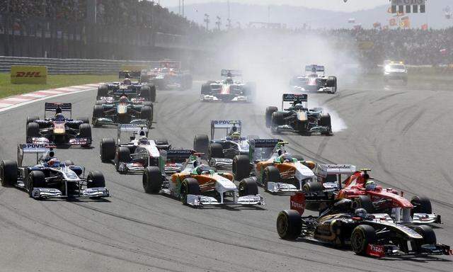 Renault Formula One driver Heidfeld of Germany drives in front of the pack at the start of the Turkish F1 Grand Prix at the Istanbul Park circuit in Istanbul