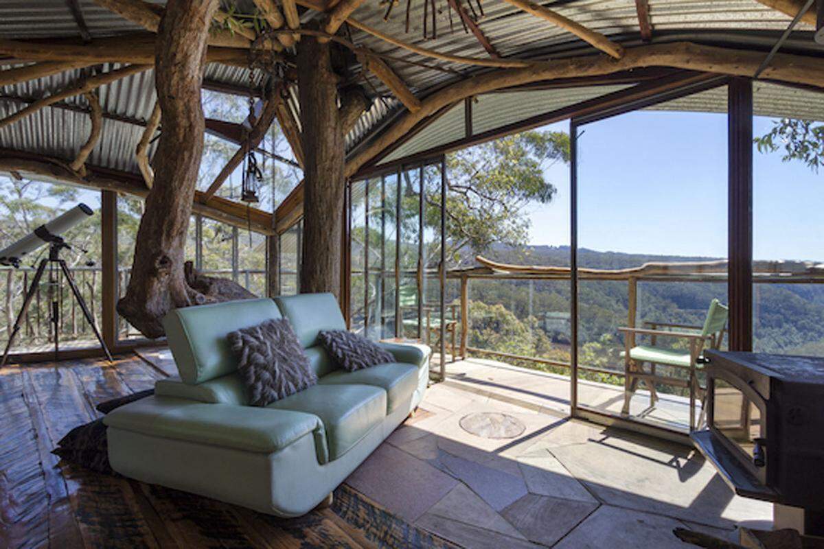 Not macht erfinderisch, heißt es so schön. Und oft auch bedürftig. Die Wohnungsplattform Airbnb hat sich die Reisesehnsucht ihrer Nutzer zum Anlass genommen und ihnen ein paar Unterkünfte für ihre Wunschliste präsentiert. Und die sollen sich an ihren Sternzeichen orientieren. Für den Steinbock soll es "ganz nach oben" gehen, ehrgeizig möchte er seine Ziele erreichen. Er steht außerdem für "Natur pur". Darum das Angebot an ihn: Das abgelegene Baumhaus "Blue Mountains" in Australien. Holz und Naturmaterialien, braune, dunkelblaue und Anthrazittöne - die abgelegene Unterkunft in den Lüften richte sich nach seinem Naturell.