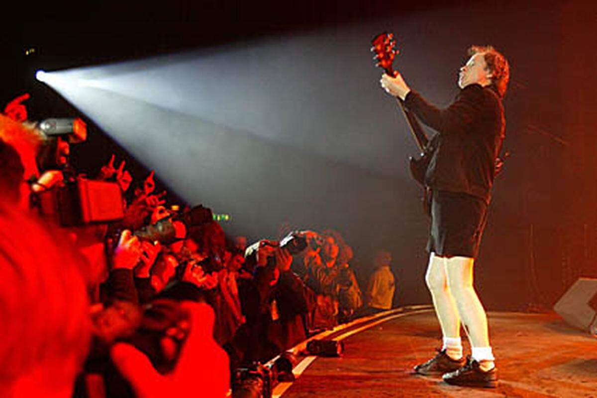 Im Rampenlicht steht aber meist Leadgitarrist Angus Young. Der geht seit den frühen Tagen der Band in einer Schuluniform auf die Bühne. Mit diesem Outfit ist er das optische Erkennungszeichen der Band.
