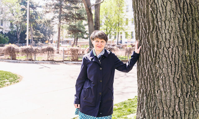Die grüne Bezirksvorsteherin Silvia Nossek in einer Grünoase Währings, im Schubertpark. 