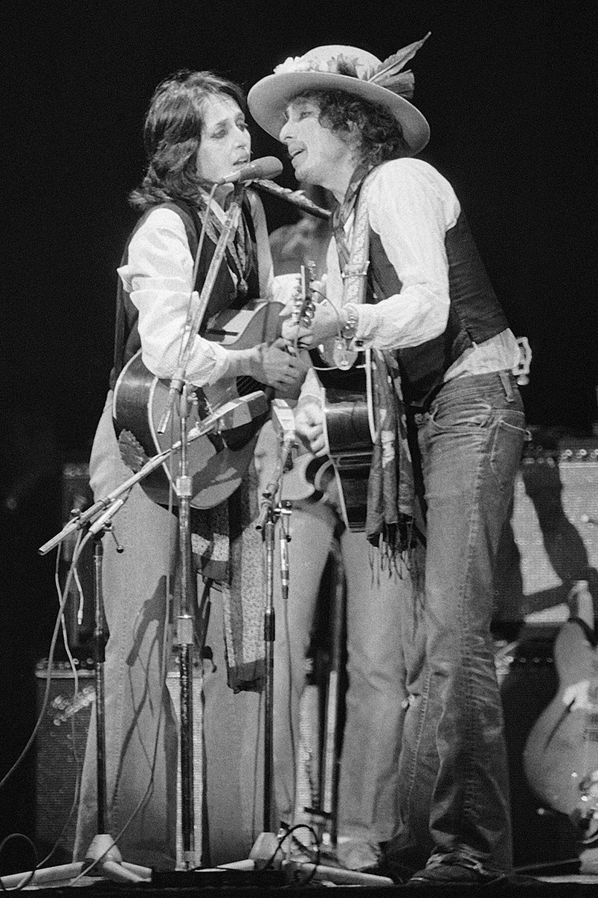 Im Bild: Mit seinem weiblichen Pendant, der sozialkritischen Folk-Sängerin Joan Baez, gab Dylan 1975 im New Yorker Madison Square Garden ein Konzert.