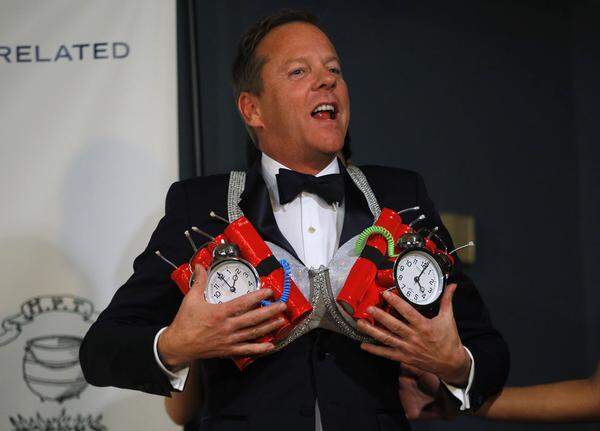 Kiefer Sutherland 2013 mit zwei "tickenden Zeitbomben"