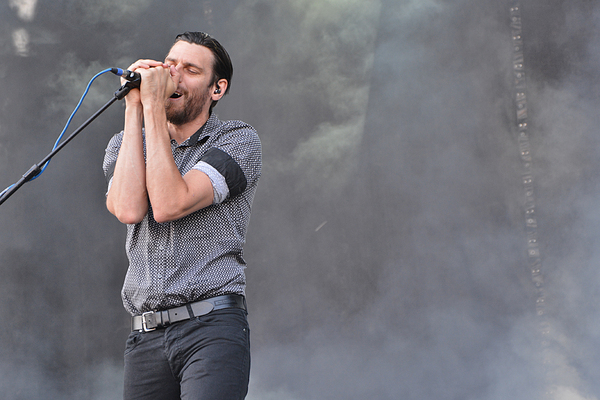 Die nur schwer zu schubladisierende Londoner Band Archive frönte pünktlich zum Fünf-Uhr-Tee dem Eklektizismus. Kein "Fuck You" hört sich so gut an wie ihres - ein erster kleiner Höhepunkt des Festivals.