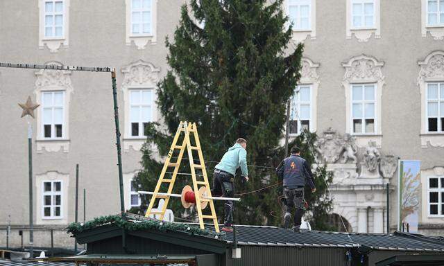 Aufbauarbeiten am Salzburger Christkindlmarkt: Das öffentliche Leben soll weiter stattfinden können.