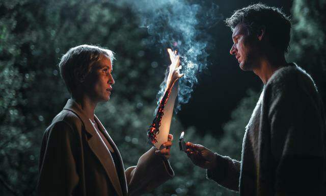Paula (Peri Baumeister) und Sven (Florian David Fitz) verbrennen verräterische Unterlagen.