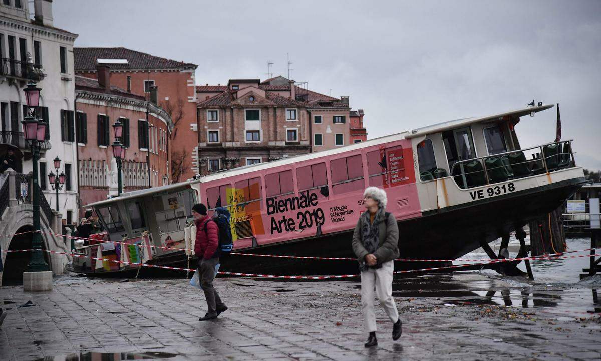Mehrere Taxi-Boote krachten durch den starken Wind an die Kanalbegrenzungen. Venedig beklage zwei Todesopfer.