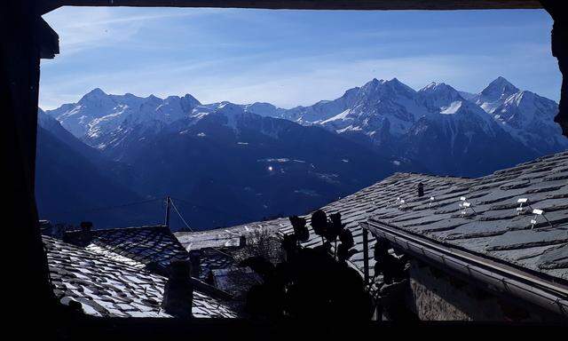 Ein Blick über die charakteristischen Walser-Häuser mit steingedeckten Dächern. Die Viertausender sind zum Greifen nah.