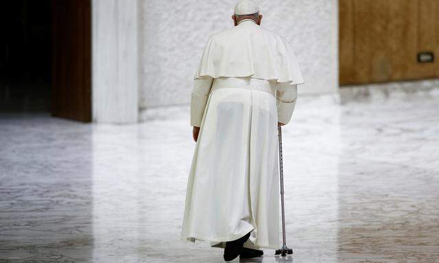 
Papst Franziskus verlässt das Haus nach einem Treffen mit Teilnehmern der Live-Krippe Santa Maria Maggiore im Saal Paul VI. im Vatikan am 16. Dezember 2023.