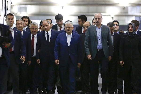 Es gebe Hinweise, dass hinter dem Attentat die radikal-islamische IS-Miliz stecke, sagte der türkische Ministerpräsident Binali Yildirim (im Bild in einem blauen Anzug) in der Nacht auf Mittwoch in Istanbul. Das Muster des Attentats gleicht jenem auf den Brüsseler Flughafen und eine U-Bahn-Station.
