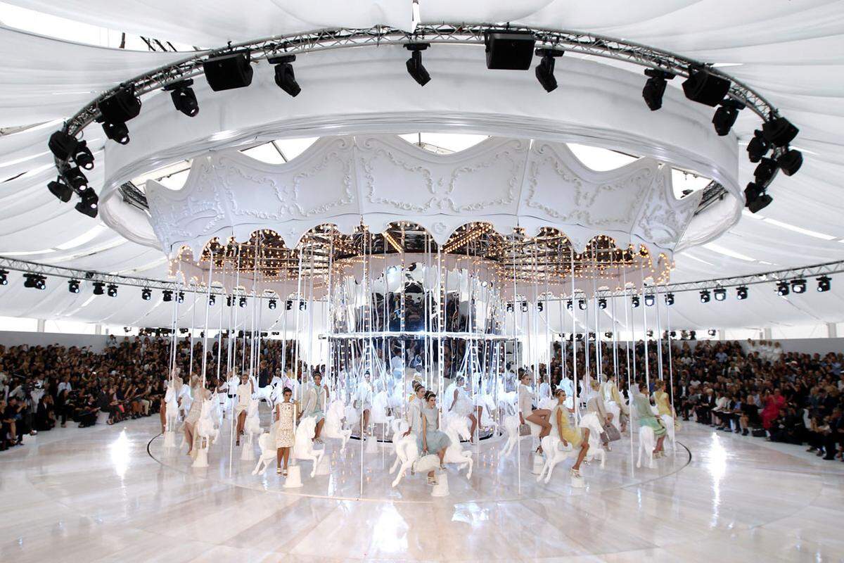 Mit aufwendigen Catwalk-Installationen kann auch Louis Vuitton mithalten. Das Luxusmodehaus baute für seine Models schon ein Karussell ...