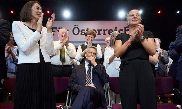 Zwei Monate nach Karl Nehammers Wahl zum ÖVP-Chef berichten Medien, dass bereits an seinem Sessel gesägt werde.  