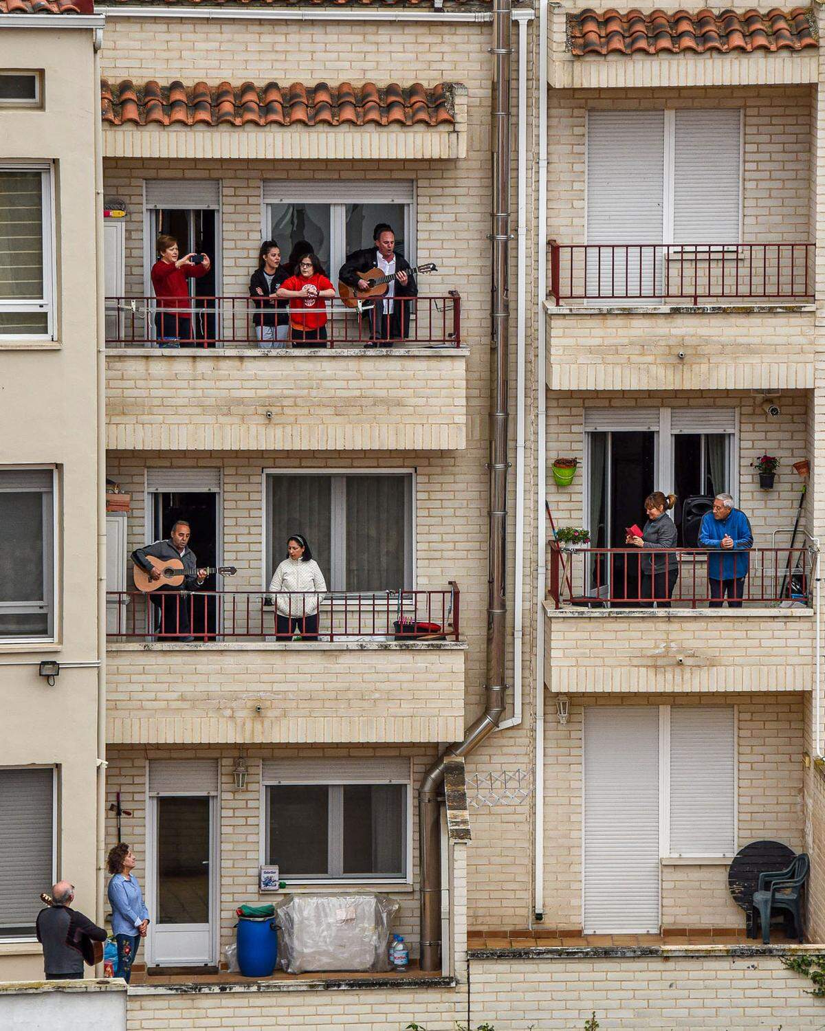 Die Nachbarn sind auch Thema und Motiv in diesem Foto, das ebenfalls in Spanien entstanden ist, in Aranda de Duero. "Diese Menschen haben diese Covid-19-Quarantäne in einige unglaubliche Momente des Glücks und des Teilens verwandelt. Sie haben jeden Tag um 20 Uhr Instrumente gespielt und ihre Leidenschaft für Musik mit allen geteilt, die in der Nähe wohnen." Auf diese Art und Weise habe man sich beim medizinischen Personal bedankt und einander Hoffnung gegeben. Und auf einen Wein für die Zeit danach habe man sich auch schon verabredet, so der Fotograf. 