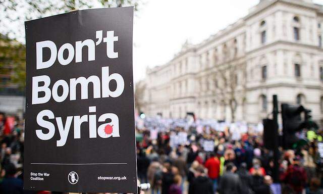 Demonstration gegen britische Luftangriffe in Syrien