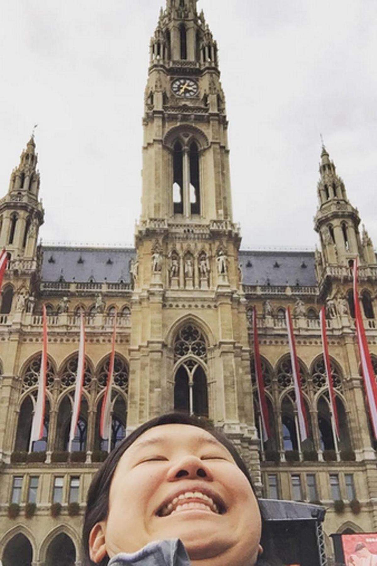 Michelle Liu "chinnt" auf der ganzen Welt. Auf ihrem Instagram-Account dokumentiert sie ihre Reise um den Globus und versorgt ihre Follower mit Doppelkinn-Fotos von bekannten Plätzen - auch vom Wiener Rathaus.