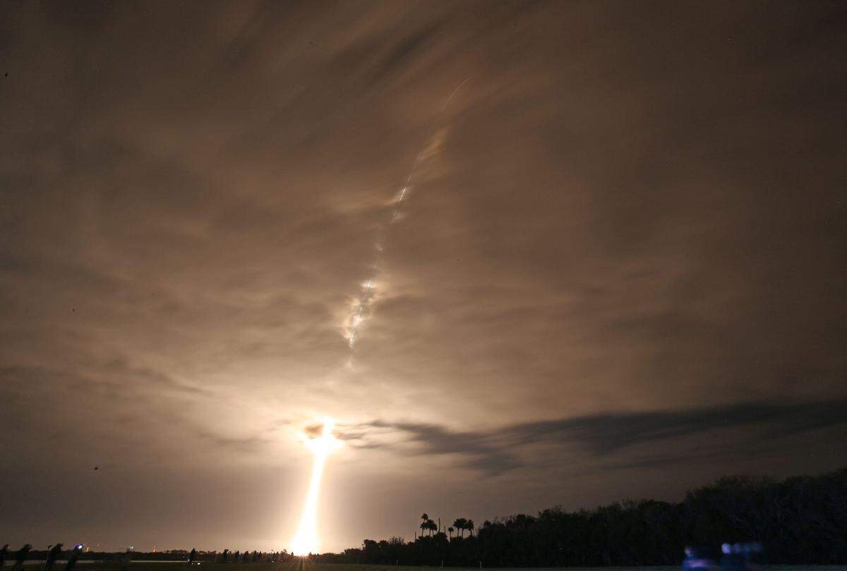 8. Februar. Eine Falcon-9-Rakete der privaten Raumfahrtfirma SpaceX verschwindet in den Wolken, nachdem sie im Kennedy Space Center in Florida im Rahmen der Nasa-Mission Pace in Cape Canaveral, Florida, erfolgreich abgehoben ist.