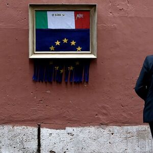 TOPSHOT-ITALY-EUROPE-ECONOMY-URBAN-STREET-ART