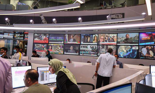 Im medialen Zentrum des Fernsehsenders al-Jazeera: der arabische Newsroom in Katars Hauptstadt, Doha.