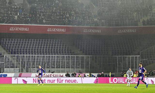 Weite Teile des Rapid-Sektors blieben wegen des Polizeieinsatzes leer.